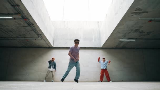 Bir Grup Havalı Hipster Birlikte Dans Ediyorlar Mutlu Break Dansçılar — Stok video