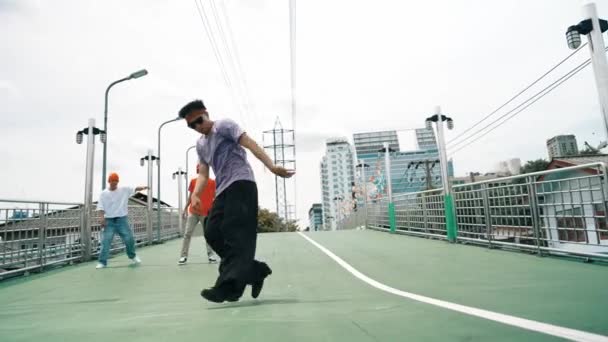 Kvalifikovaný Tanečník Provést Boy Tanec Mostě Výhledem Město Obklopen Rozmanitou — Stock video