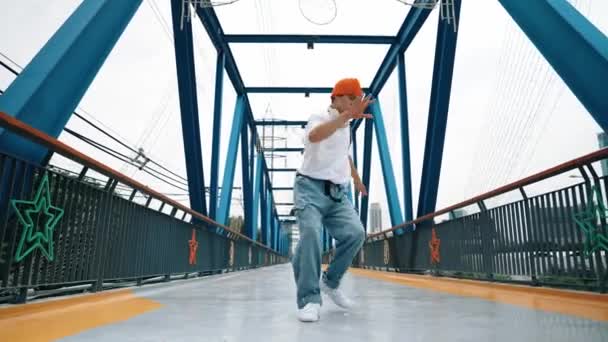 Professionista Break Dancer Eseguire Passi Street Dance Ponte Asiatico Hipster — Video Stock