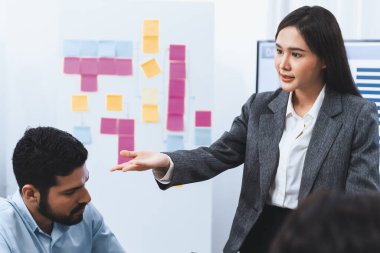 Genç Asyalı iş kadını modern toplantıda TV ekranında veri analizi paneli sunuyor. Bir grup iş adamıyla konferans odasında iş sunumu. Uyum