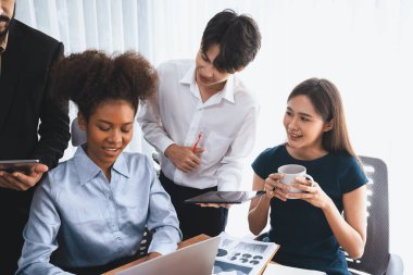 Çok ırklı analist ekibi toplantı masasındaki mali raporu analiz etmek için BI gösterge tablosunu kullanıyor. Çeşitli iş adamlarından oluşan bir grup, FIntech 'in veri analizini başarılı iş pazarlaması için kullanır. Uyum