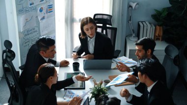 Yetenekli bir takımın toplantıda birlikte çalışmasının en iyi görüşü. Menajer finansal belgeye bakarken borsaya yatırım yapmaya karar veriyor. Akıllı grup iş verilerini analiz eder. Zaman aşımı. Müdürlük.