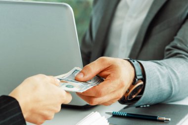 İşadamı başka bir iş adamına para gönderiyor. İşlem, ödeme, maaş ve bankacılık konsepti. uds