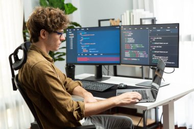 Bilgisayar ekranında çevrimiçi yazılım geliştirme kodlaması oluşturma konusunda stresli bir şekilde çalışan IT geliştiricisi, modern ofisteki web sitesi projesinde en son sürüm uygulaması için düşünme programı. Toplayıcı.