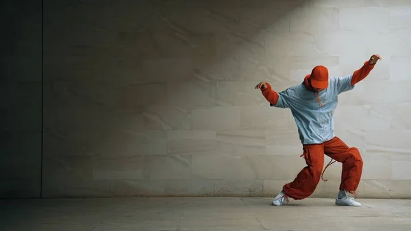 Knappe Choreograaf Oefent Straatdans Grijze Achtergrond Jonge Aantrekkelijke Jongen Danser — Stockfoto