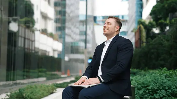 Kaukasische Projectmanager Afgewerkt Werk Van Laptop Gesloten Laptop Terwijl Zitten — Stockfoto