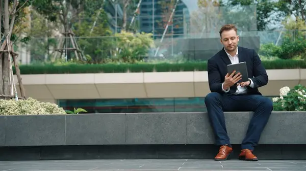 Empresário Profissional Sentado Parque Enquanto Trabalhava Tablet Lendo Relatório Equipe — Fotografia de Stock