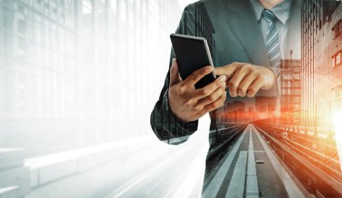 Business Communication Network Technology Concept - İş adamlarının modern şehir planında akıllı telefon ya da cep telefonu aygıtı kullanmaları. uds