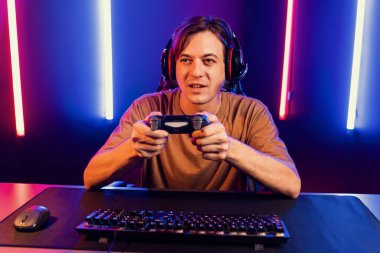 Kontrol kumandalı akıllı oyun flamasının keyfini çıkarın, modern teknoloji siber neon ışık odasında yetenekli oyuncularla çevrimiçi canlı sosyal medya grubu oyunu oynayın. Bireysel.