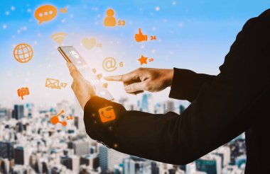 Sosyal medya ve gençlerin ağ konsepti. Dijital sektörde müşteri etkileşimini sağlamak için çevrimiçi sosyal bağlantı ağını ve medya kanallarını gösteren modern grafik arayüzü. uds