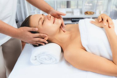 Kafkasyalı kadın stres önleyici kafa masajından ve lüks tatil beldesi ya da otel spa salonundaki modern ışık ortamında yüz güzelliği eğlencelerini şımartmaktan hoşlanıyor. Sessiz.