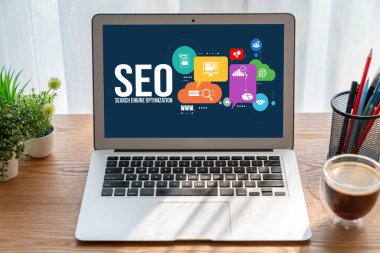 Model e-ticaret için SEO arama motoru optimizasyonu ve bilgisayar ekranında gösterilen çevrimiçi perakende işi