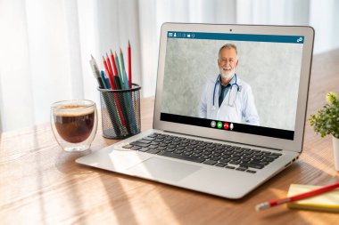 Hasta ile sanal görüşme için mod teletıp yazılım uygulaması tarafından çevrimiçi doktor görüntüsü çağrısı