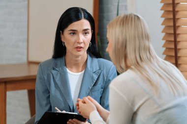 Psikolojik akıl sağlığı danışmanlığı ya da terapi seansındaki genç ve profesyonel bir hastadan akıl hastalığı teşhisi koyarken yardım istemek. Zihinsel tedavi seansı. Blithe