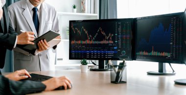 Profesyonel borsacı, finansal yatırım için yetenekli bir iş kadınına büyüme grafiği ile ilgili hisse senedi sundu. Hisse senedi. Hisse senedi. Borsa konsepti. Filizlenen..