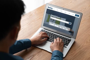 Çevrimiçi otel konaklama rezervasyon sitesi mod rezervasyon sistemi sağlar. Seyahat teknolojisi kavramı .