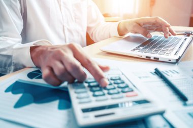 İş adamı muhasebeci ya da finans uzmanı şirket ofisindeki iş raporu grafiğini ve finans şemasını analiz eder. Finans ekonomisi, bankacılık sektörü ve borsa araştırmaları kavramı. uds