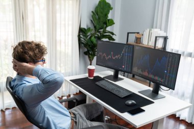 Genç yatırımcı hisse senedi tüccarı, modern ofis yatırım döviz kuru kavramında iki ekran mevcut pazar grafiği ile dinamik yatırım yapmaya eğiliyor. Toplayıcı.