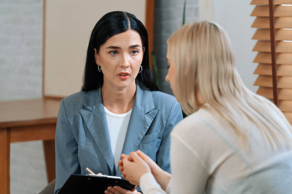 Психологическая консультация по психическому здоровью или обращение за помощью к профессиональному, молодому пациенту на сеансе терапии в то время как психиатр делает диагностику психических заболеваний. Психическое лечение. Блайт