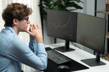 Modern ofiste arka tarafı olan iki bilgisayar ekranında gerçek zamanlı olarak piyasa dinamik grafik verileri üzerinde çalışan genç bir tüccar. Dinamik para bozdurma oranını analiz etme kavramı. Toplayıcı.
