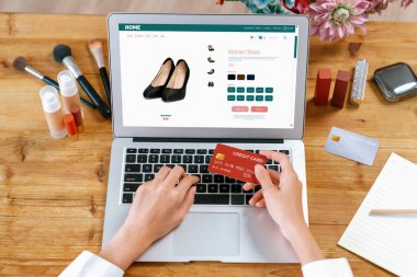 İnternet pazarından alışveriş yapan kadın modern yaşam tarzı için satış malzemeleri arıyor ve en yüksek siber güvenlik yazılımı tarafından korunan cüzdandan çevrimiçi ödeme için kredi kartı kullanıyor