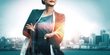 Modern şehir arka planında iş dünyasının çift pozlama görüntüsü. Gelecekteki iş ve iletişim teknolojisi kavramı. Gerçeküstü fütüristik şehir manzarası ve soyut çoklu pozlama arayüzü. uds