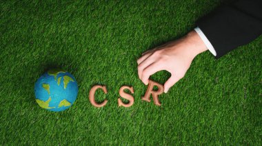 CSR 'daki tahta alfabe metnini, biyofilik arkaplan üzerine, daha yeşil bir gezegen için net sıfır ve çevresel kampanyayla sorumlu kurumsal sosyal toplum için ekolojik bir sembol olarak Dünya işareti olarak düzenleyin. Döngü