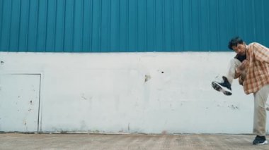 İspanyol komedi koreografı hip hop tarzında dans ediyor. Genç mutlu break dansçı B-boy dansı yapıyor. Sokak dansı yapan komik adamın hareket çekimi. Açık hava sporu 2024. Modern dans. hiphop.