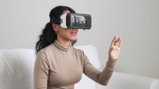 Ung Kvinde Bruger Virtual Reality Goggle Derhjemme Afgørende Online Shopping – Stock-video