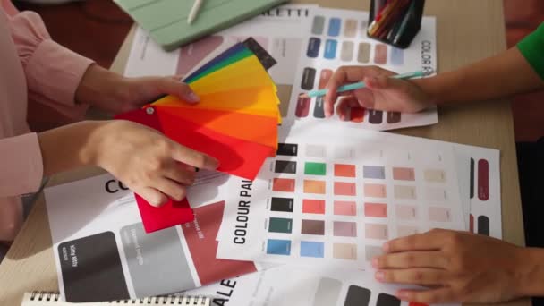 Zeitlupe Hand Nahaufnahme Von Zwei Designern Brainstorming Und Farbauswahl Für — Stockvideo