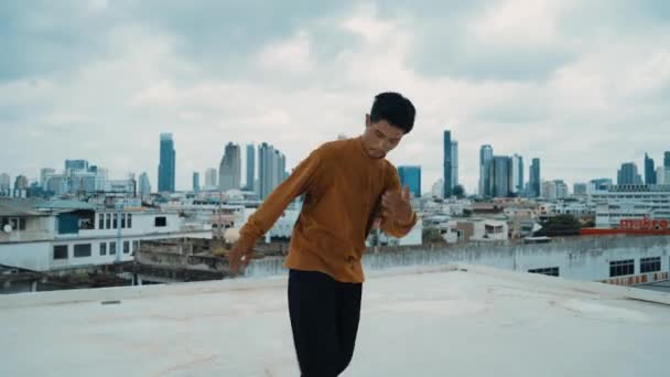 Boy Dansvoorstelling Van Street Dancer Het Dak Met Sky Scrapper — Stockvideo