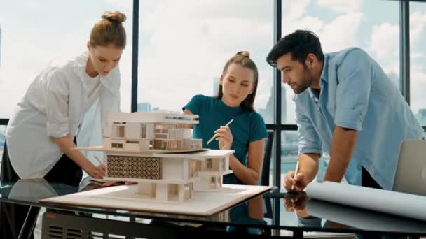 Tim Arsitek Profesional Bekerja Sama Untuk Menganalisis Konstruksi Model Rumah — Stok Video