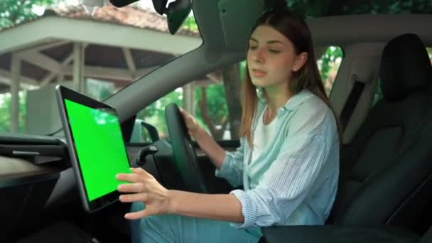 Liburan Jalan Jalan Dengan Konsep Mobil Ramah Lingkungan Pasangan Muda — Stok Video