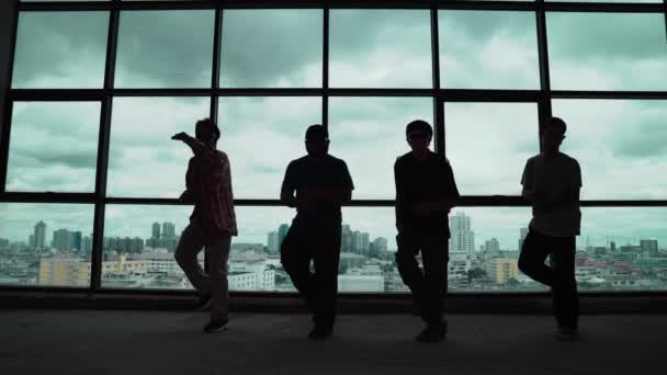 Yetenekli Koreograf Grubunun Gökyüzü Dövüşçüsüyle Şehir Planıyla Dans Ederken Çekilmiş — Stok video