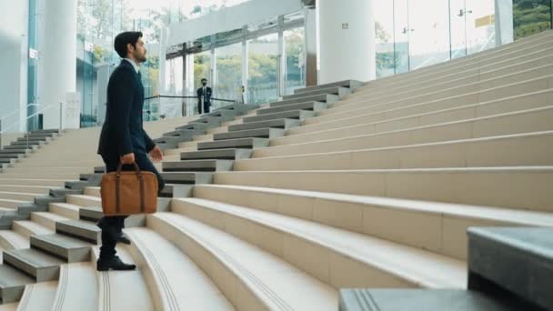 Ein Professioneller Geschäftsmann Geht Die Treppe Hinauf Erfolgreicher Mann Der — Stockvideo