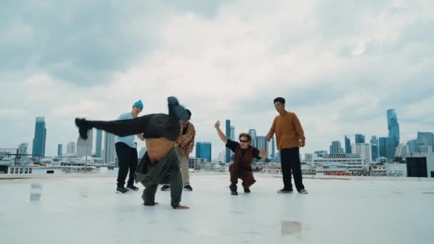 Szakmai Break Dance Csapat Gyakorolja Boy Tánc Míg Multikulturális Barátok — Stock videók