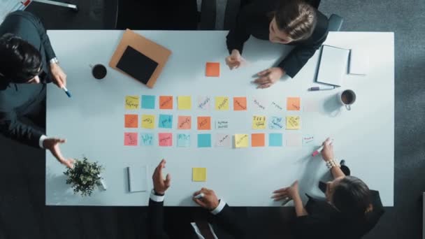 스마트 비즈니스 사람들이 마케팅 전략을 화이트 보드에 아이디어를 스마트 비즈니스의 — 비디오