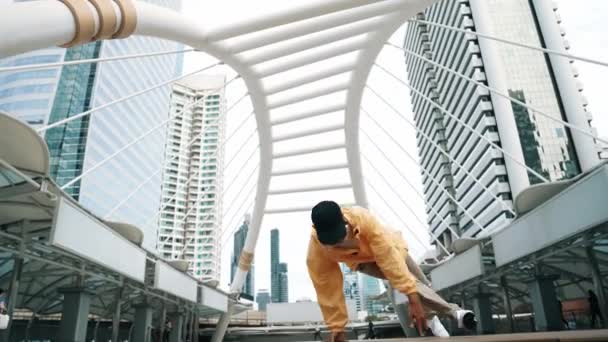 Cámara Bajo Ángulo Hipster Asiático Practica Break Dance Footstep Boy — Vídeo de stock