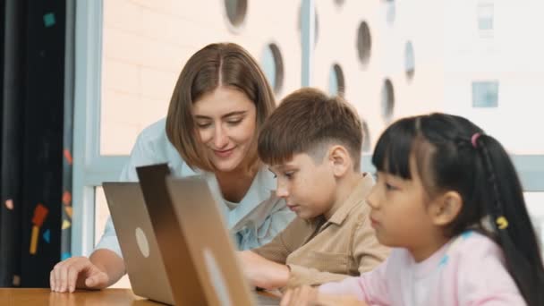 Okos Tanár Ellenőrizze Diákok Válaszát Miközben Tanuló Laptopot Használ Házi — Stock videók