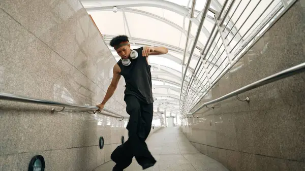 Rörelseshot Skicklig Stilig Hipster Utför Streetdance Smal Korridor Professionell Hip — Stockfoto