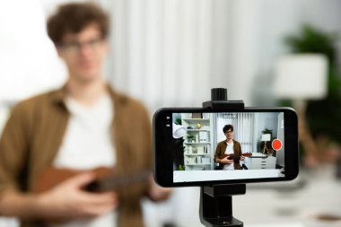 Etkilenen şarkıcıların sunucu kanalı gitar çalarak telefon görüşünü bulanık bir arka planla modern stüdyodan fanclub 'a canlı sosyal medyayı ses yaratıcıda canlı olarak gösteriyor. Toplayıcı.