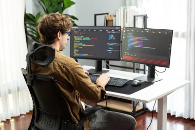 Bilgisayar ekranında çevrimiçi yazılım geliştirme kodlaması oluşturma konusunda stresli bir şekilde çalışan IT geliştiricisi, modern ofisteki web sitesi projesinde en son sürüm uygulaması için düşünme programı. Toplayıcı.