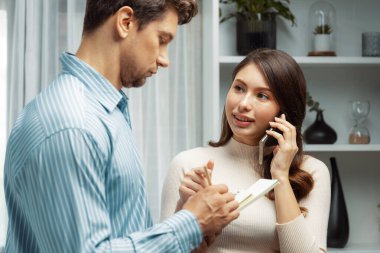 Yatırım ücreti için müşteriye telefon eden güzel bir kadın iş projesini analiz etti. Akıllı bir iş arkadaşının sabah modern ofiste evrak işleriyle ilgilenmesi için not aldı. Varsayım.