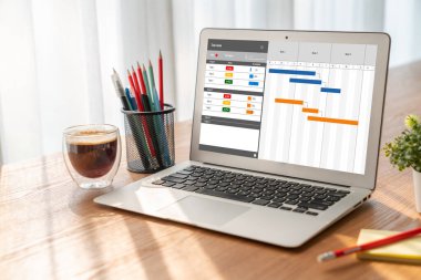 Ekip projesinin zaman çizelgesini gösteren bilgisayar ekranında, modern iş projesi yönetimi için proje planlama yazılımı