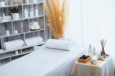 Lüks spa merkezindeki kaplıca masasında güzellik ve güzellik salonu aksesuarları. Spa masajı ve eğlence arka planı konsepti. Sessiz.