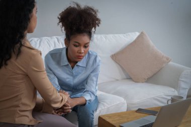 Travma sonrası stres bozukluğu olan üzgün bir kadın psikoloğu, depresyon ya da kalp yetmezliğinden sonra üzüntülü bir ruh sağlığı terapisi görüyor. Hayal kırıklığına uğramış genç bir kadın klinikteki duygular hakkında bir psikologla konuşuyor.