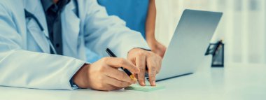 Hastane masasında birlikte çalışan ve tıbbi tedavi planlayan profesyonel tıbbi ekip. Takım çalışması başarılı hastalıklara ve hastalıklara yol açar. Panorama Katı