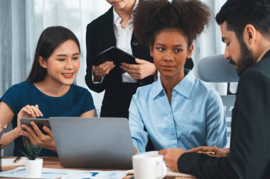 Mutlu iş adamları birlikte çalışır, şirket ofisinde tartışırlar. Profesyonel ve çeşitlilik takım çalışması iş planını bilgisayarda tartışır. Modern çok kültürlü ofis çalışanı. Uyum