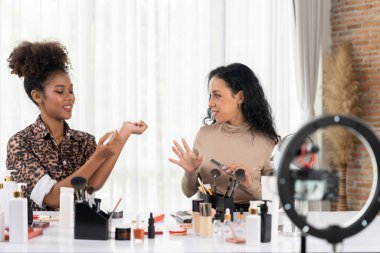 Kadın nüfuzlu kişi canlı yayında video görüntülerini çekiyor. Makyaj çok önemli sosyal medya ya da blog. Kozmetik stüdyosu ışıklandırmalı mutlu genç kız çevrimiçi pazarlama oturumu yayını için..