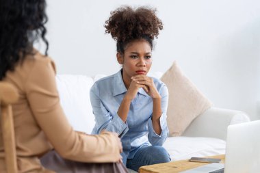 Travma sonrası stres bozukluğu olan üzgün bir kadın psikoloğu, depresyon ya da kalp yetmezliğinden sonra üzüntülü bir ruh sağlığı terapisi görüyor. Hayal kırıklığına uğramış genç bir kadın klinikteki duygular hakkında bir psikologla konuşuyor.